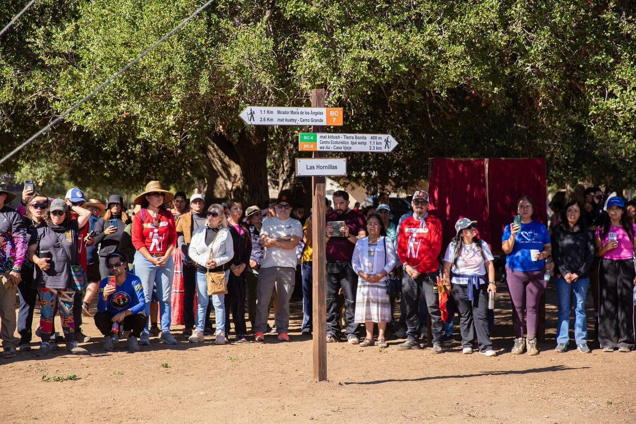 Visitantes reunidos junto a la señalética de los senderos