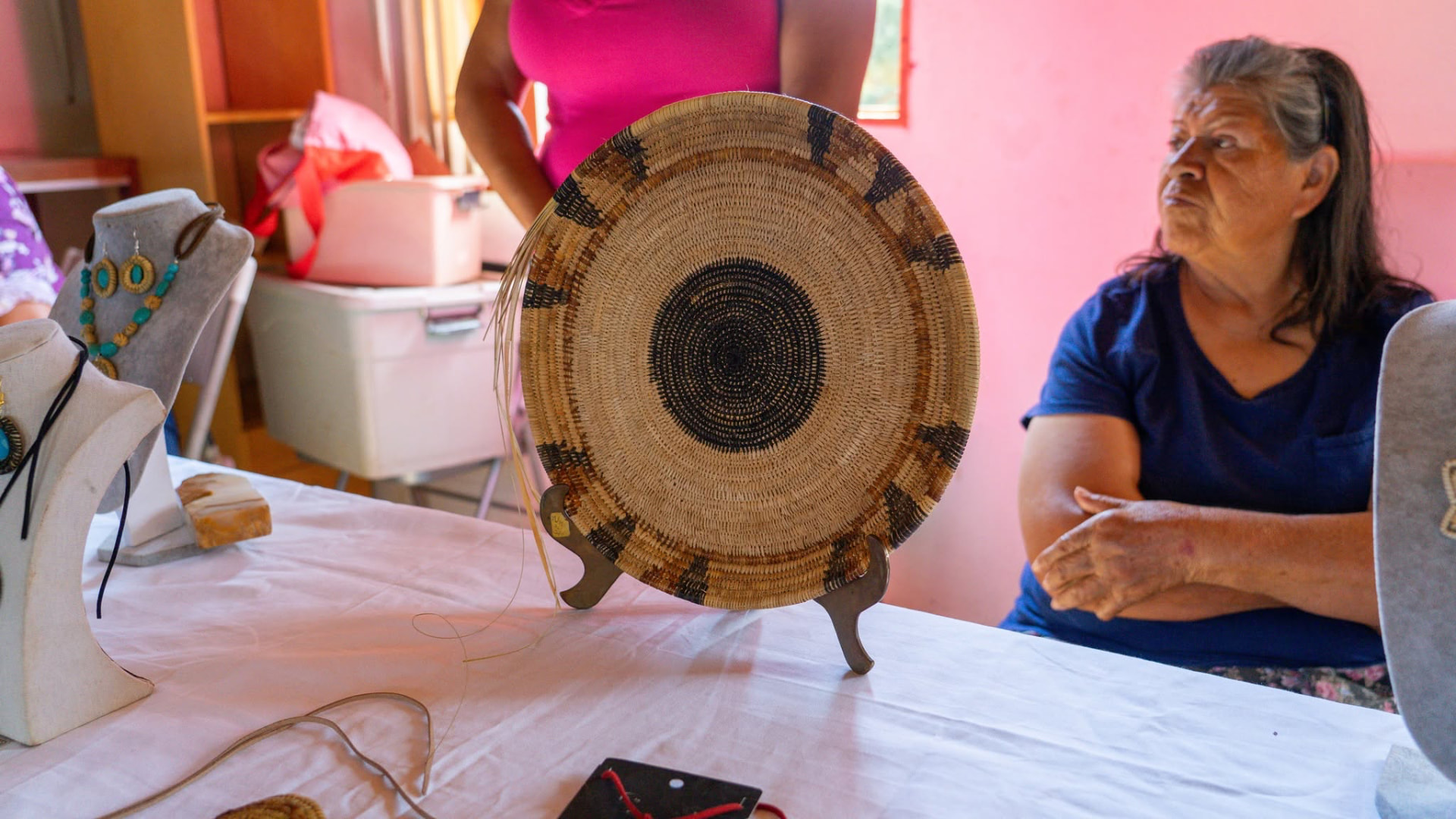 Maestra artesana Kumiai con una pieza tejida