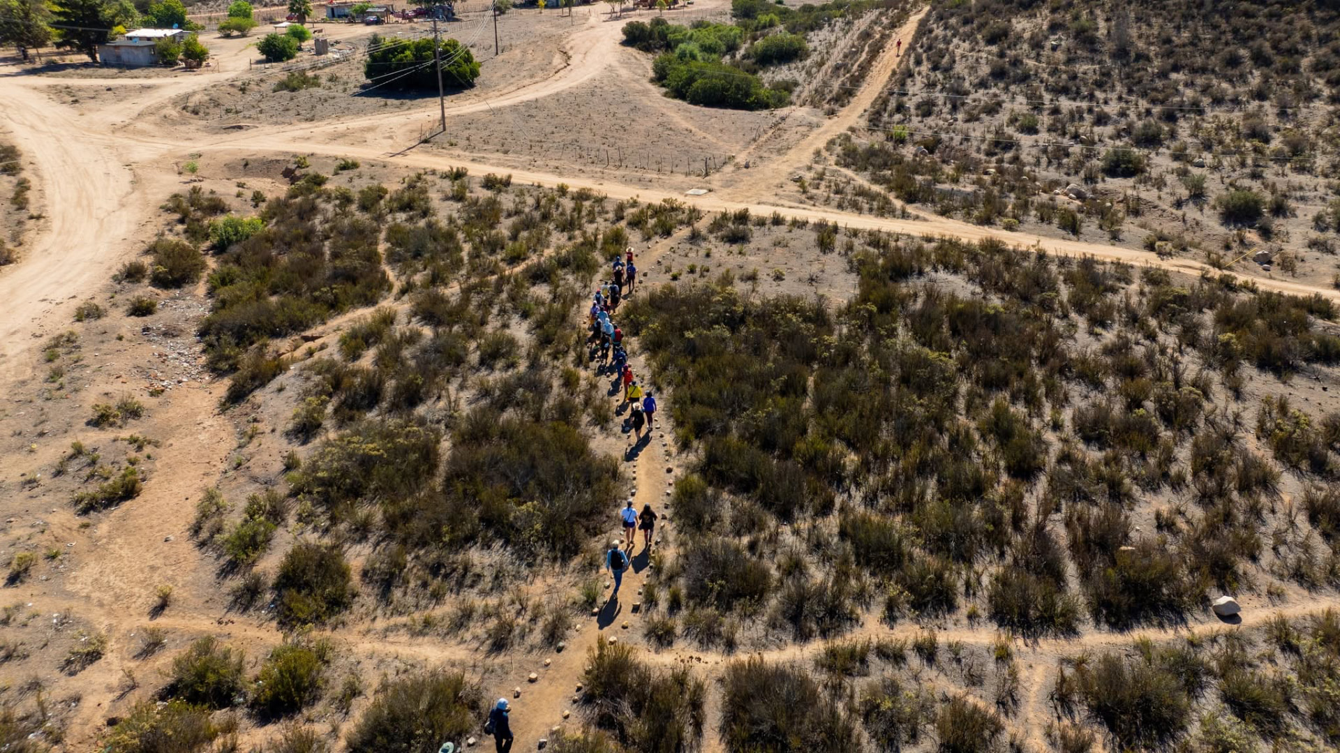 Grupo recorriendo un sendero de San José de la Zorra