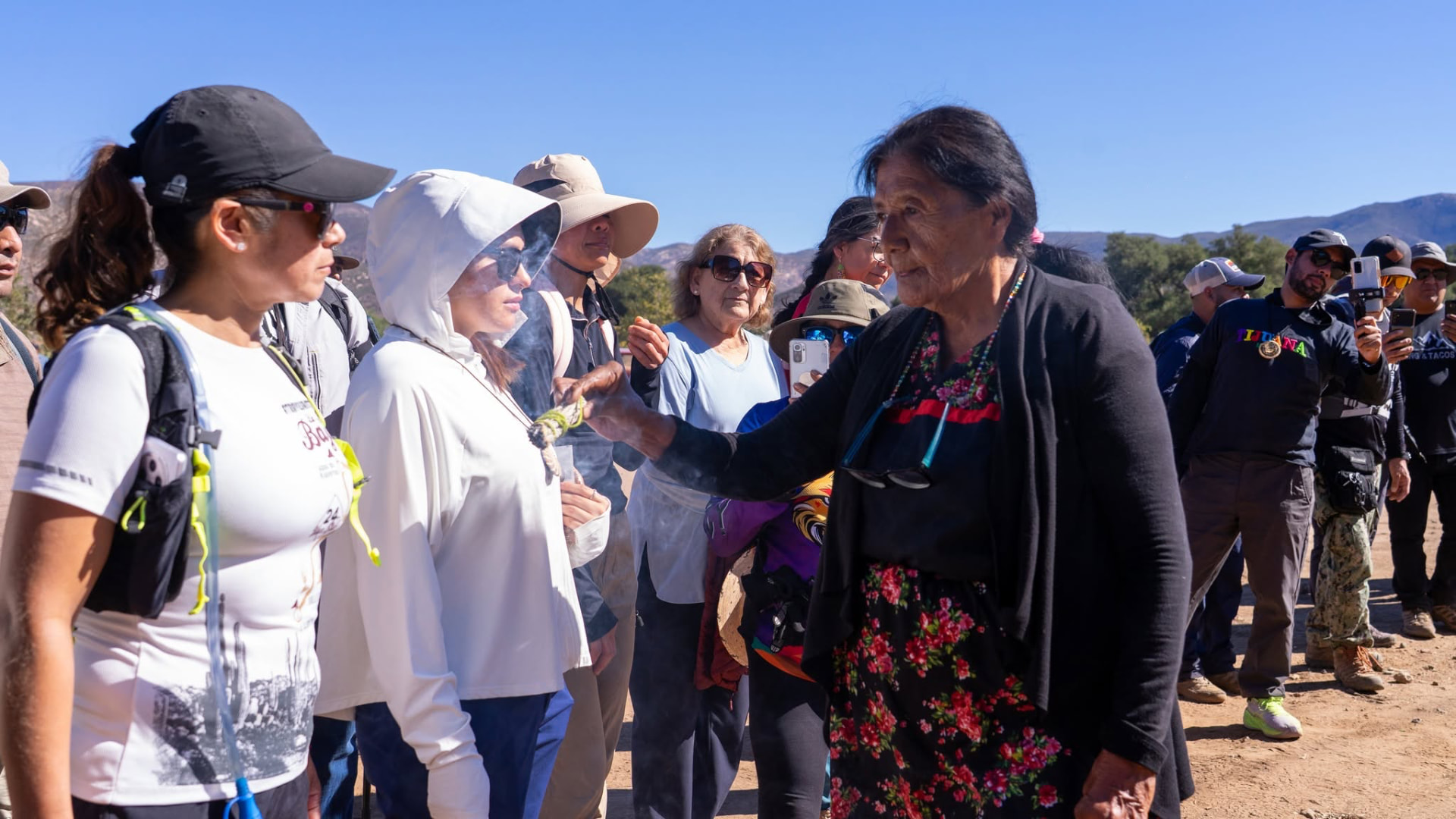 Integrantes de la comunidad en un encuentro al aire libre